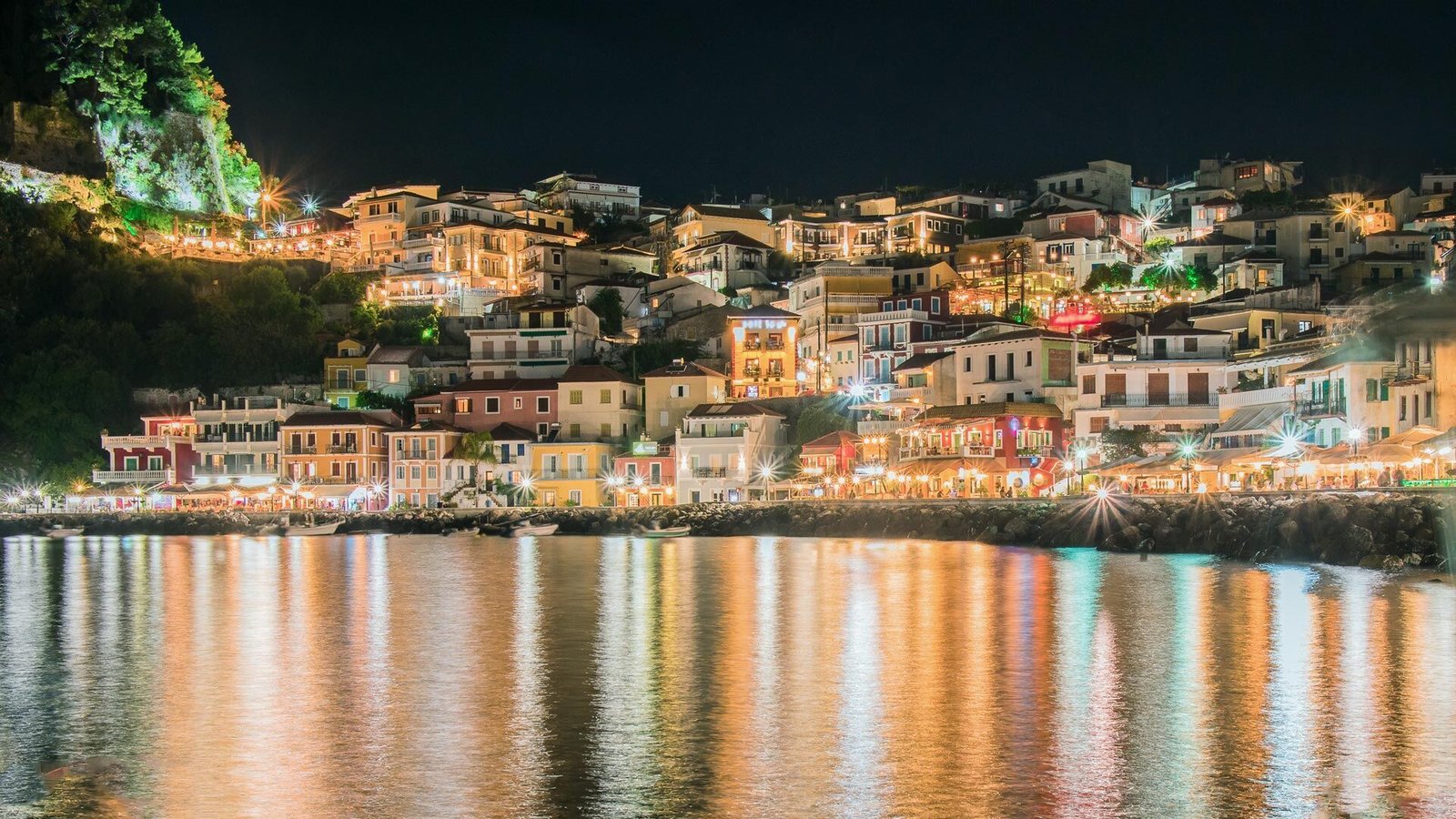 4alt_looking_across_the_bay_towards_traditional_houses_and_pargas_castle_during_the_night-1