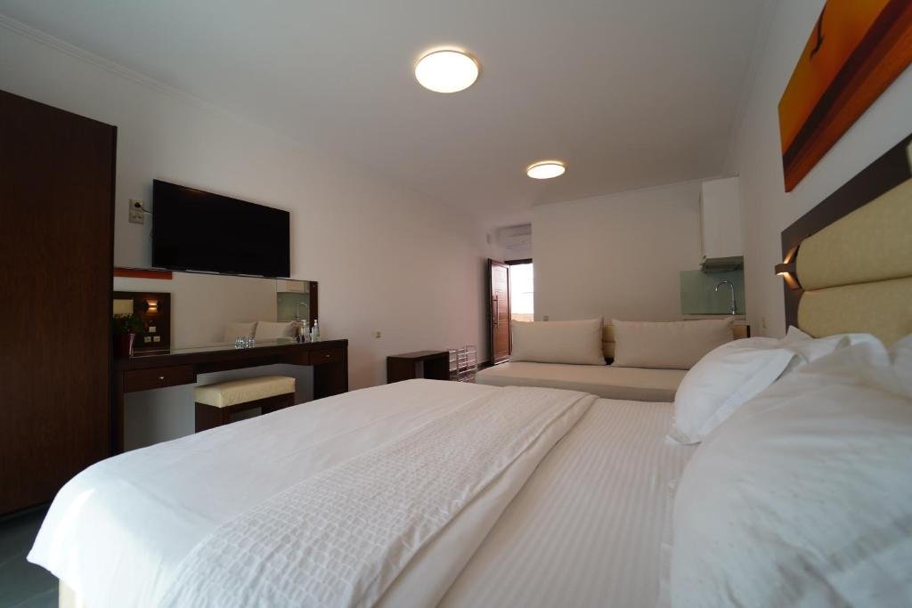 Bedroom Room 5